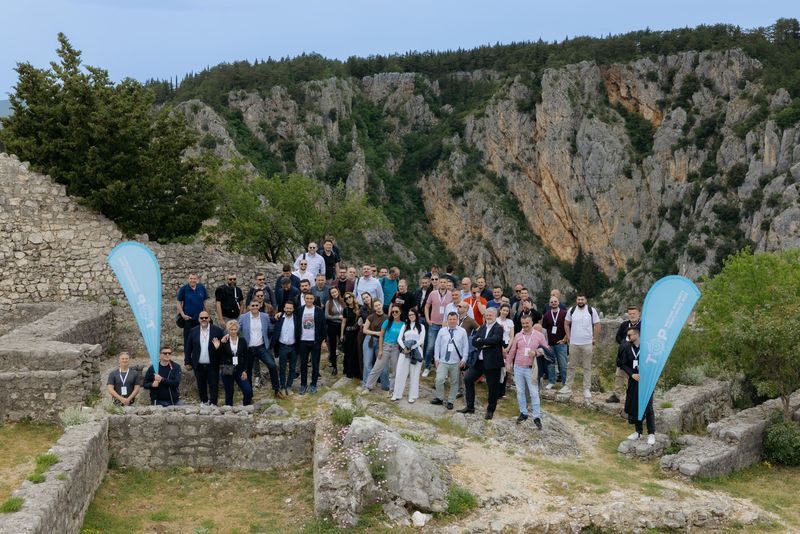 Sudionici konferencije 2026. ispred imotskih stijena